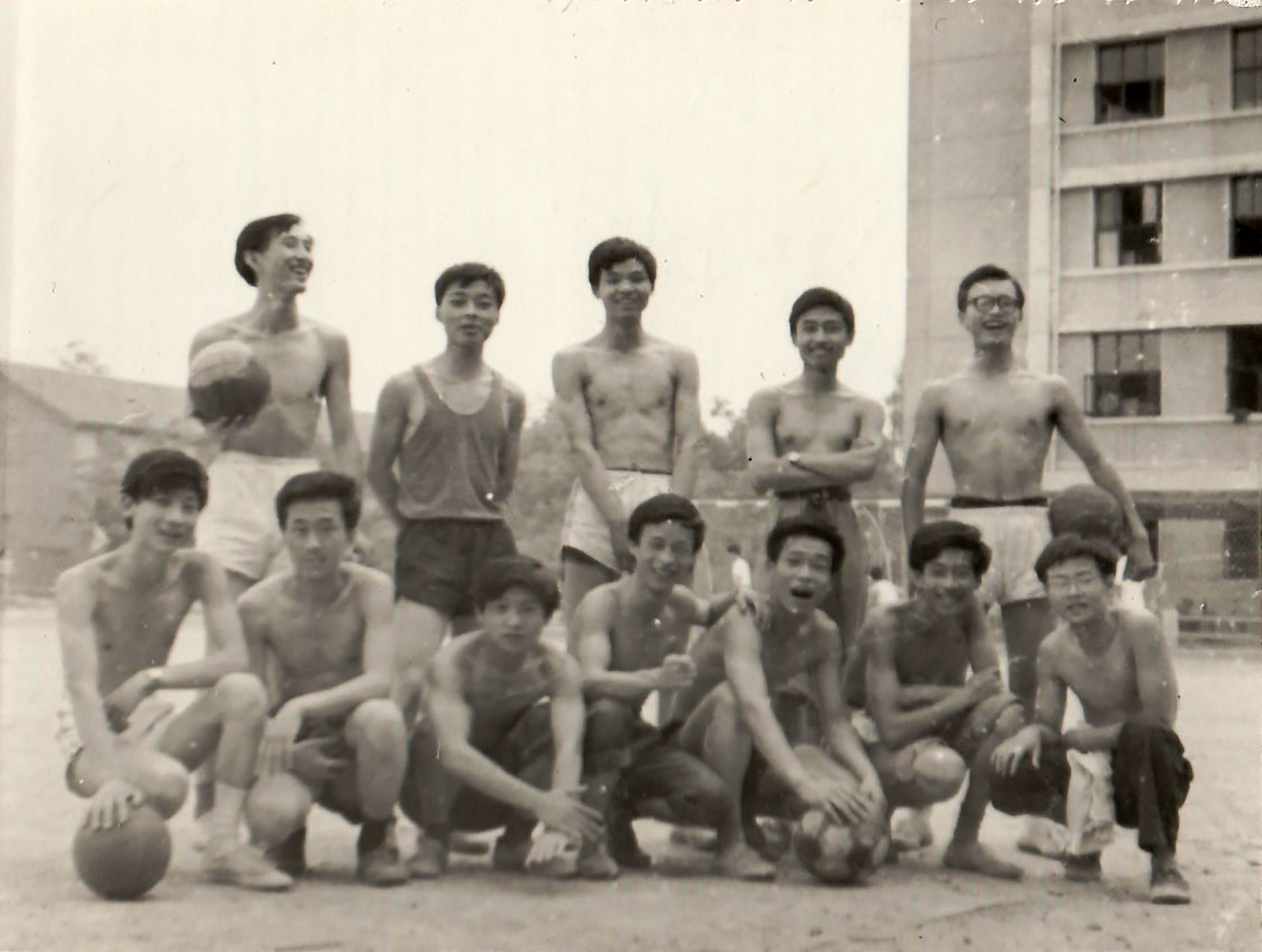 踢完球,光着膀子照.jpg 踢完球,光着膀子照.jpg