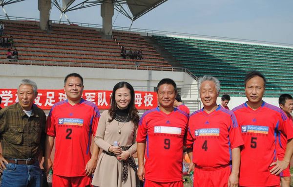 校友会王霞老师和教练校友队员们合影.jpg 校友会王霞老师和教练校友队员们合影.jpg