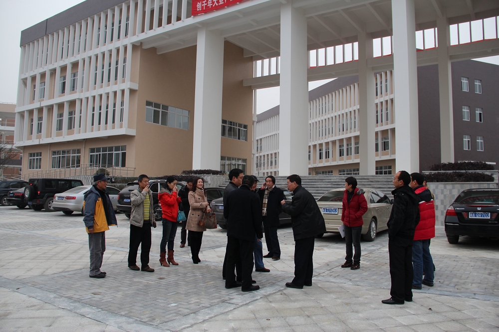 副校长梁昱庆带领校友参观澳门援建项目.jpg 副校长梁昱庆带领校友参观澳门援建项目.jpg
