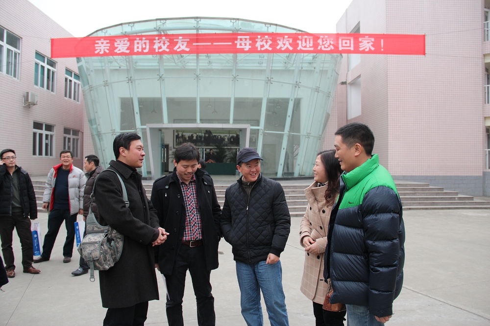 校友们共叙情谊.jpg 校友们共叙情谊.jpg