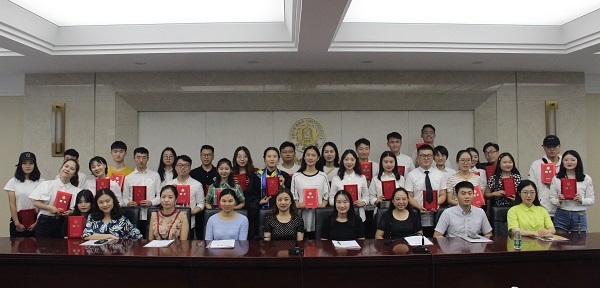 理事会合影已裁剪.jpg 理事会合影已裁剪.jpg