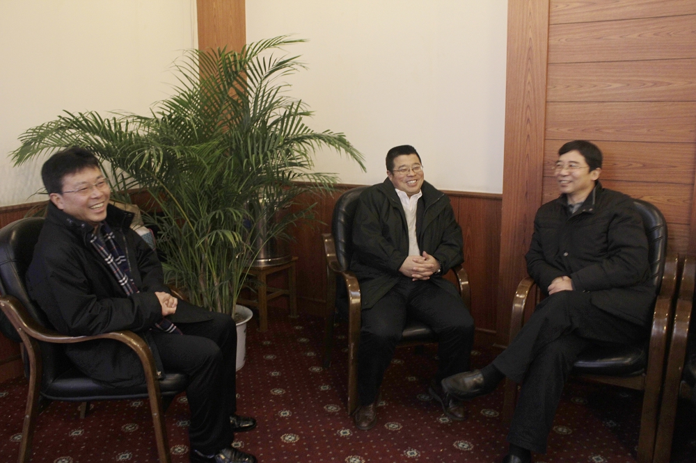 市纪委书记徐季桢校友与校党委书记屠火明、校长周激流亲切交谈.jpg 市纪委书记徐季桢校友与校党委书记屠火明、校长周激流亲切交谈.jpg